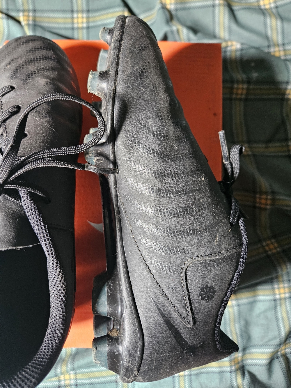 SOCCER CLEATS - Picture 4 of 6